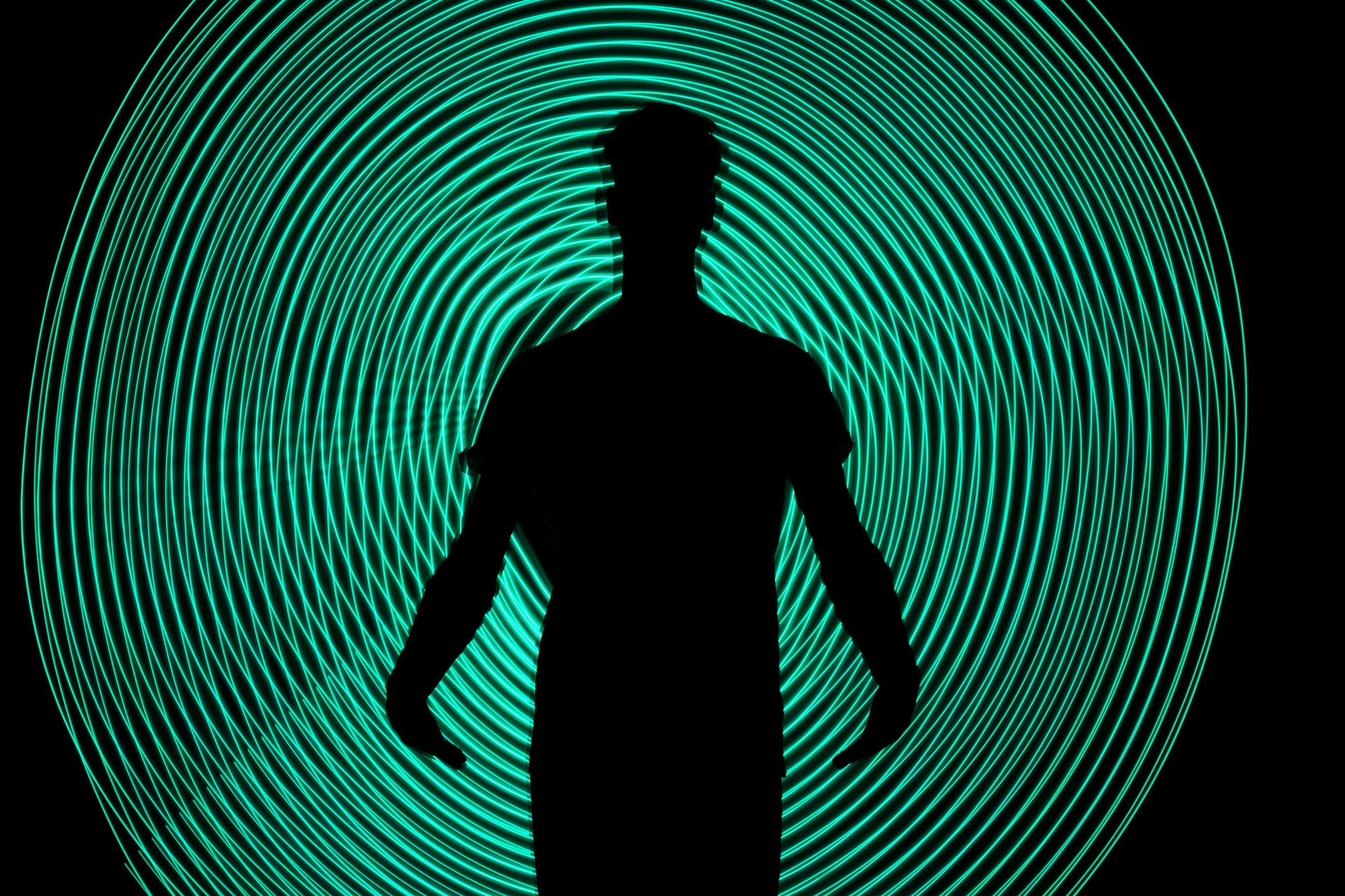 Silueta člověka v hypnotické spirále — vstup do uvolněného stavu vědomí